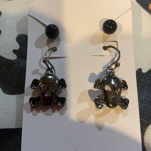 2 pairs women Halloween pierced earrings